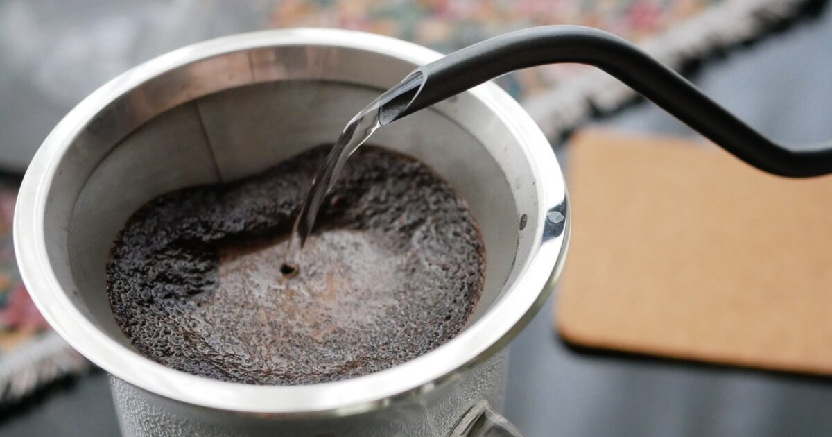 ハンドドリップでコーヒーを抽出する様子