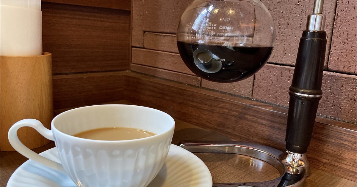 喫茶店のサイフォンとカップコーヒー