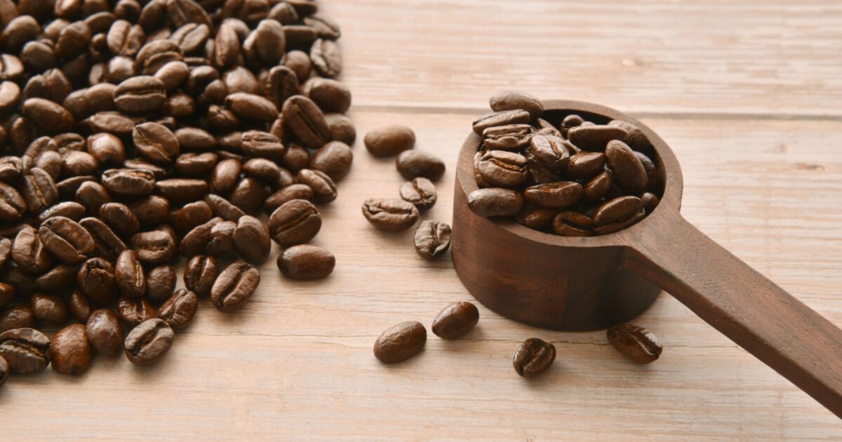 木製スプーンと散らばったコーヒー豆