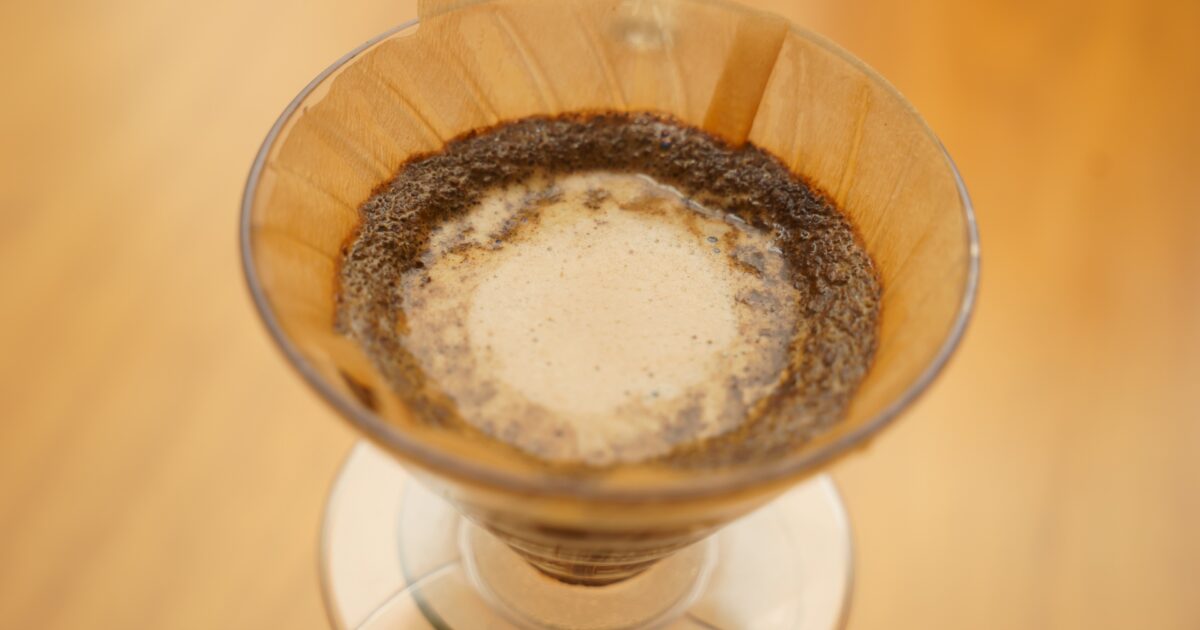 蒸らし中のハンドドリップコーヒーのアップ