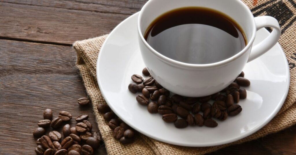 麻袋と焙煎豆とカップコーヒーのテーブル