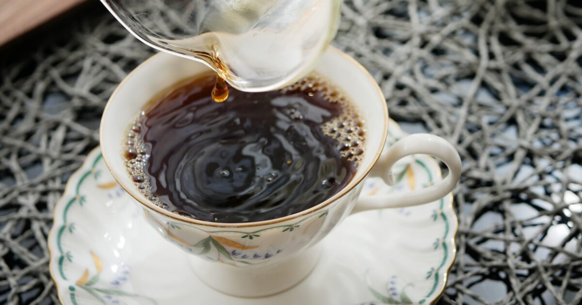 カップに注がれるブラックコーヒー