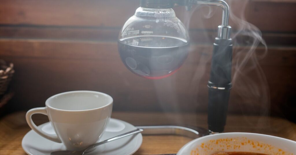 サイフォンとコーヒーカップとスープのランチセット