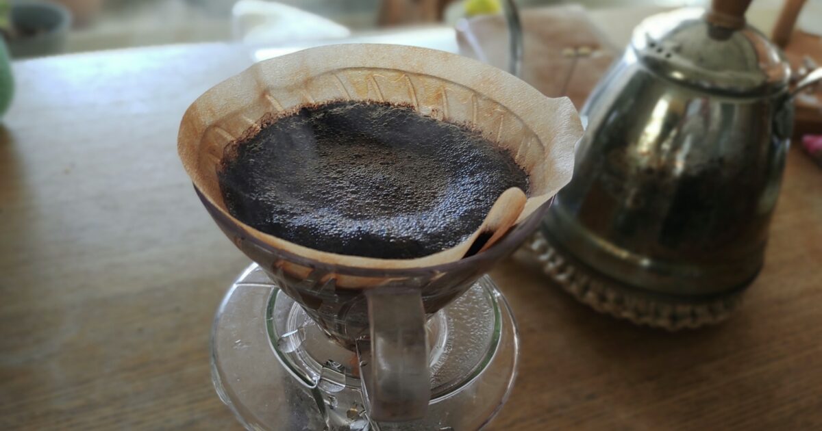 ドリッパーで蒸らし中のコーヒー粉とやかん