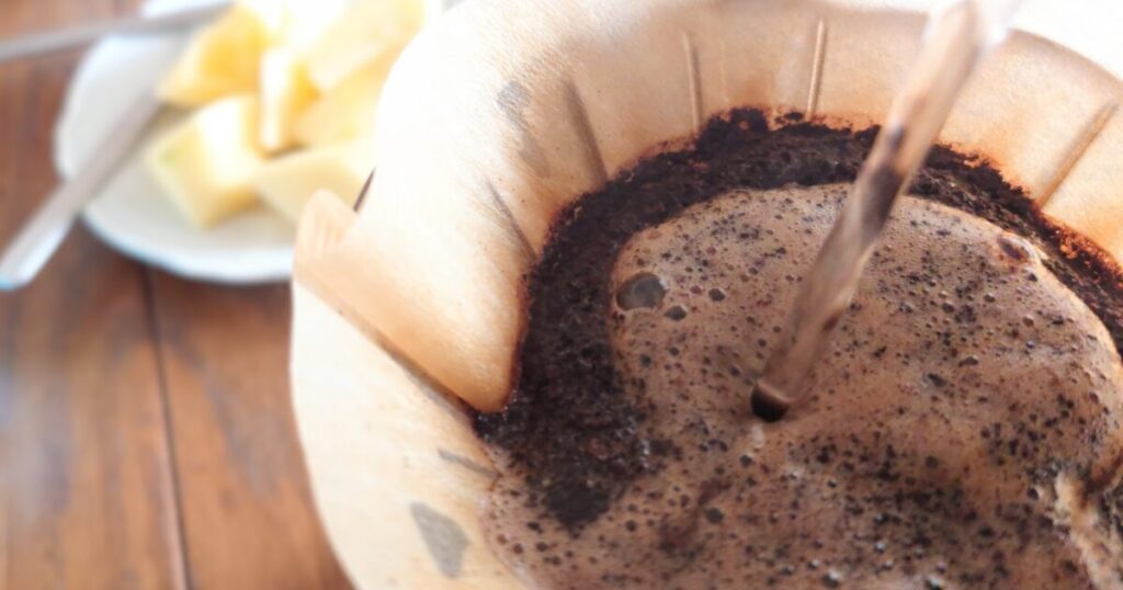 ドリッパーに注がれるお湯と蒸らされるコーヒー粉