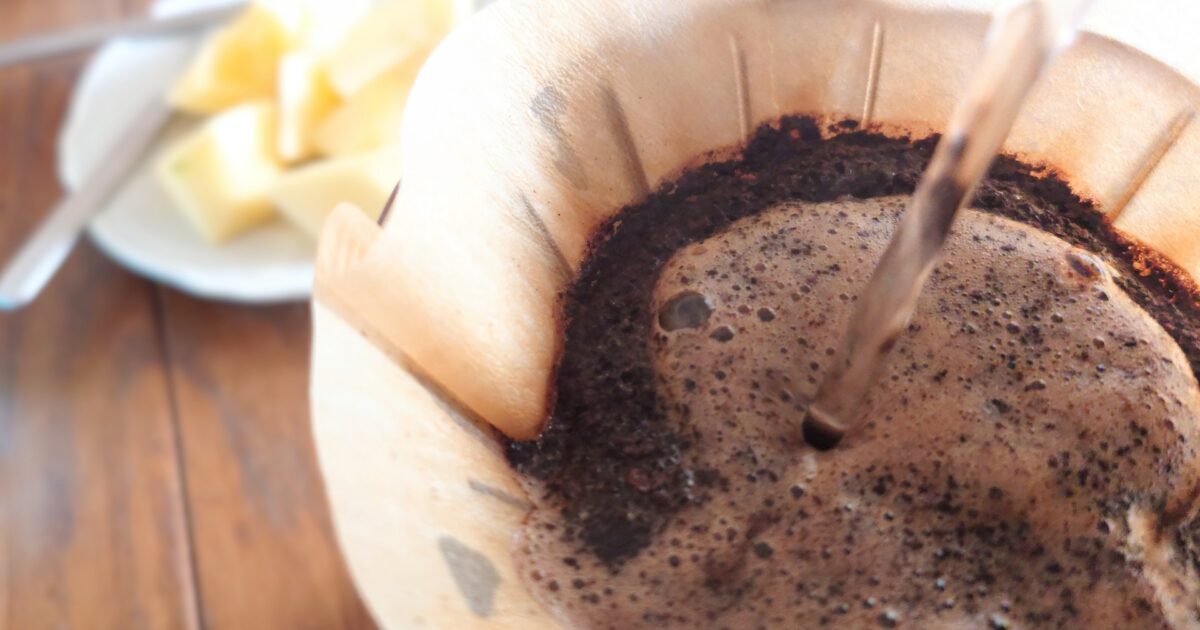ドリッパーに注がれるお湯と蒸らされるコーヒー粉