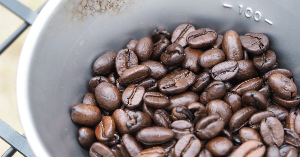 計量カップに入ったコーヒー豆のクローズアップ