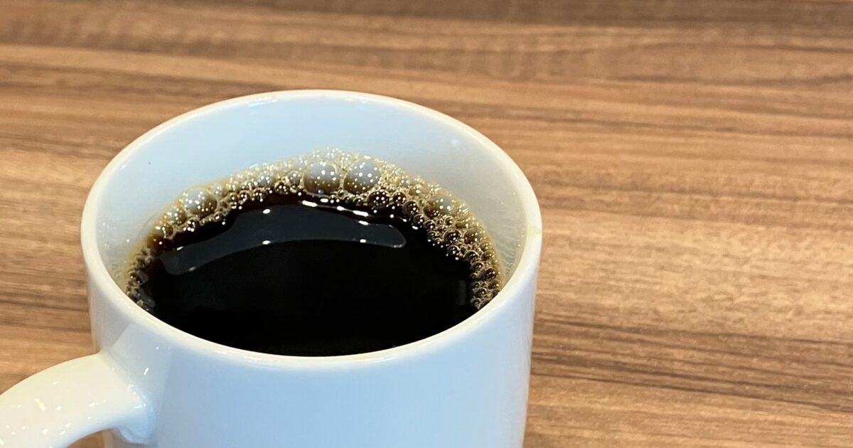 白いマグカップに注がれたブラックコーヒー