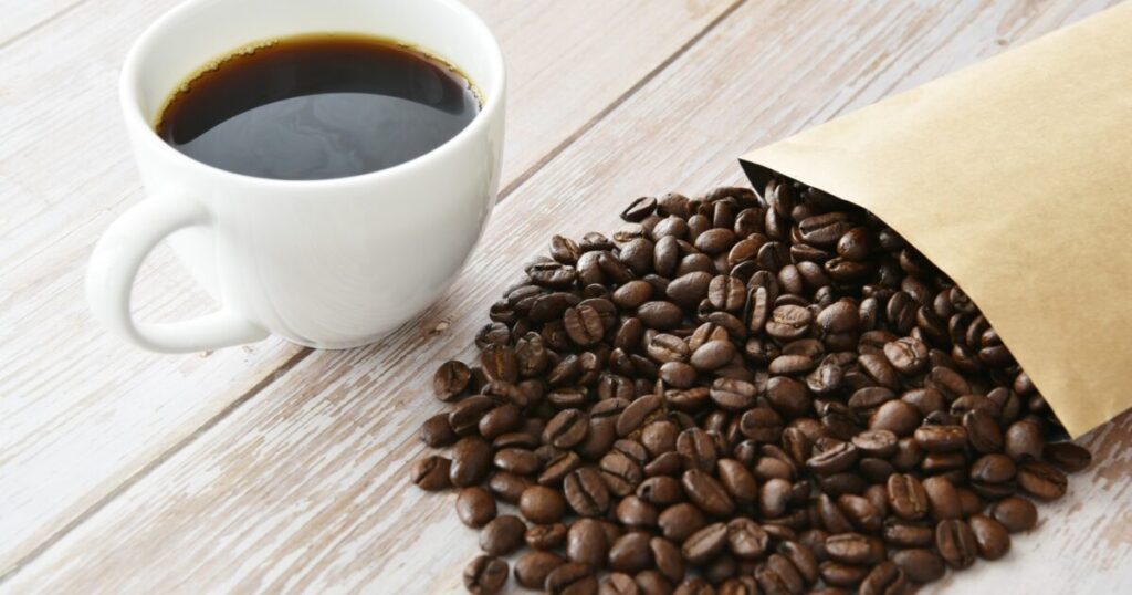 焙煎豆と白いカップコーヒーのテーブル