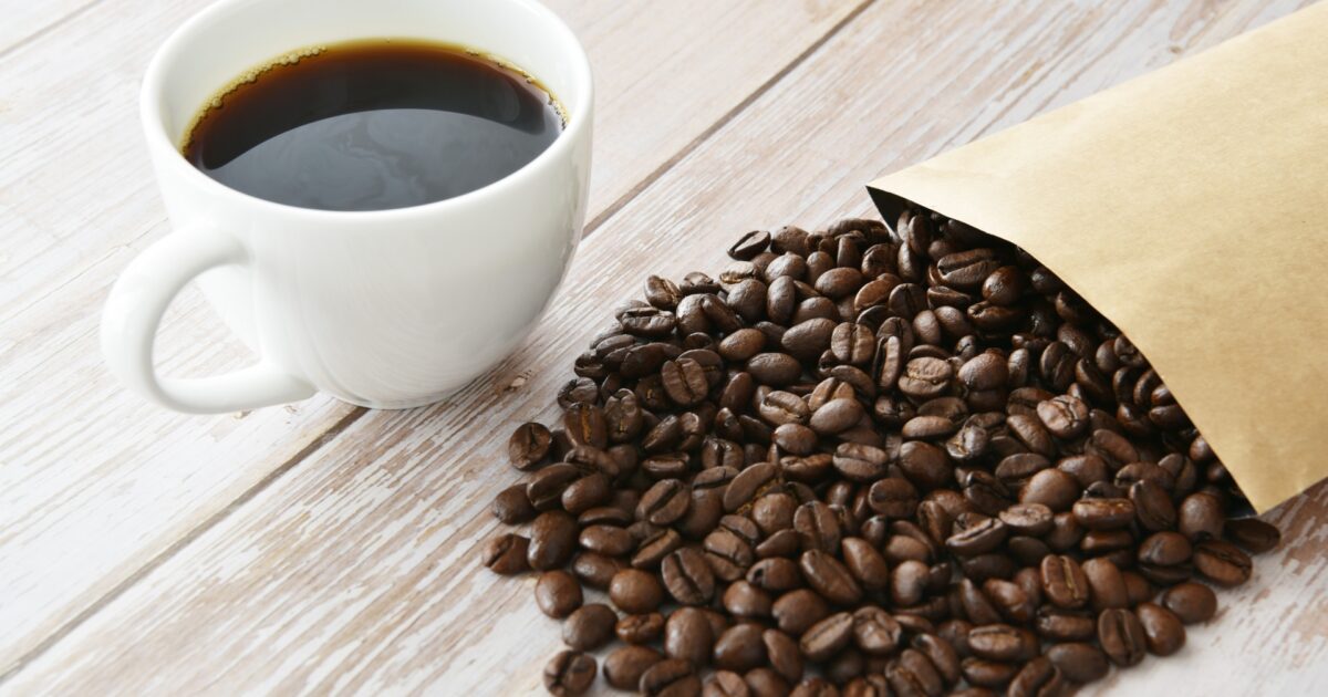 焙煎豆と白いカップコーヒーのテーブル