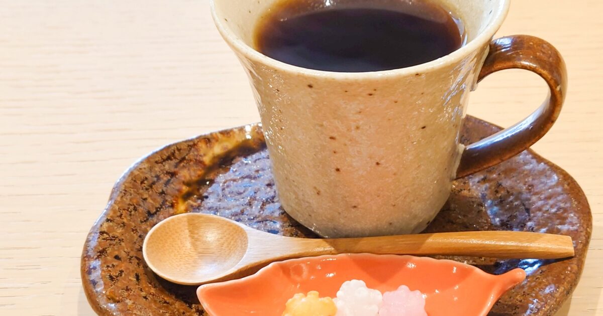 和風カップに入ったコーヒーと金平糖のセット