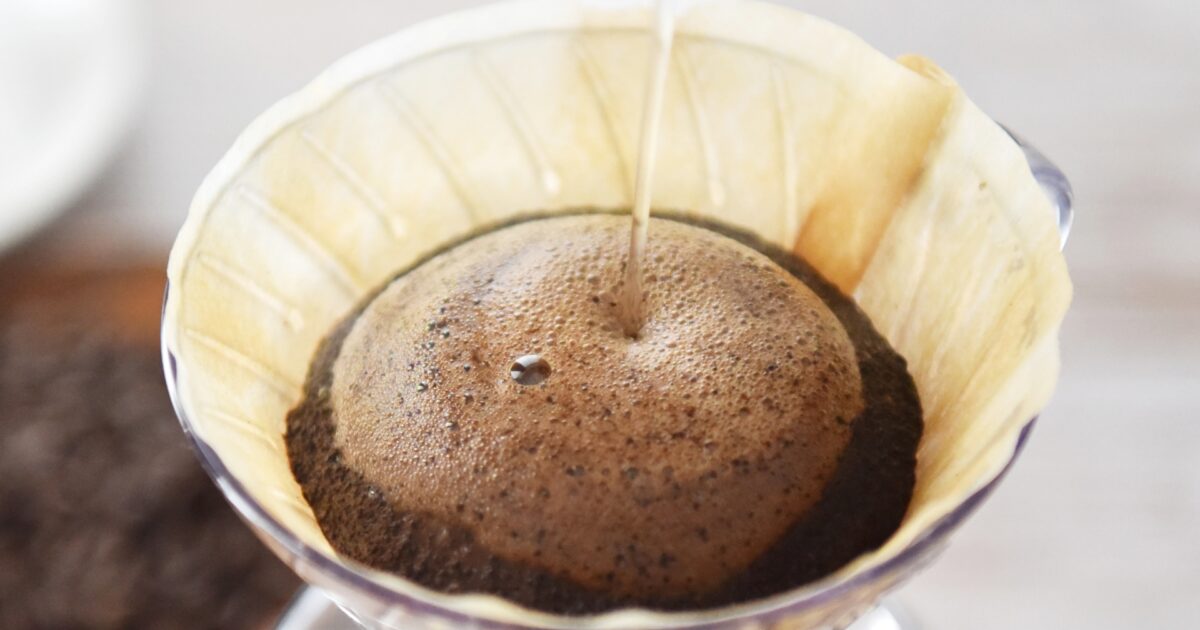 ハンドドリップで蒸らし中の膨らむコーヒー粉