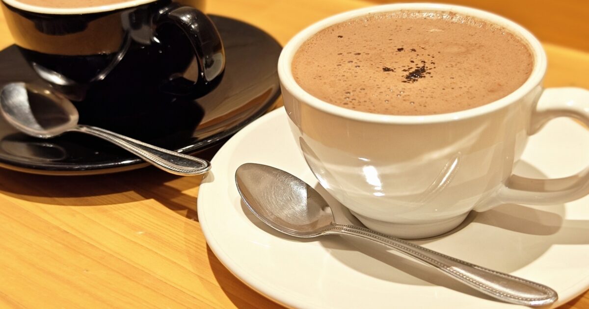 黒と白のカップに入ったカフェラテのツーショット