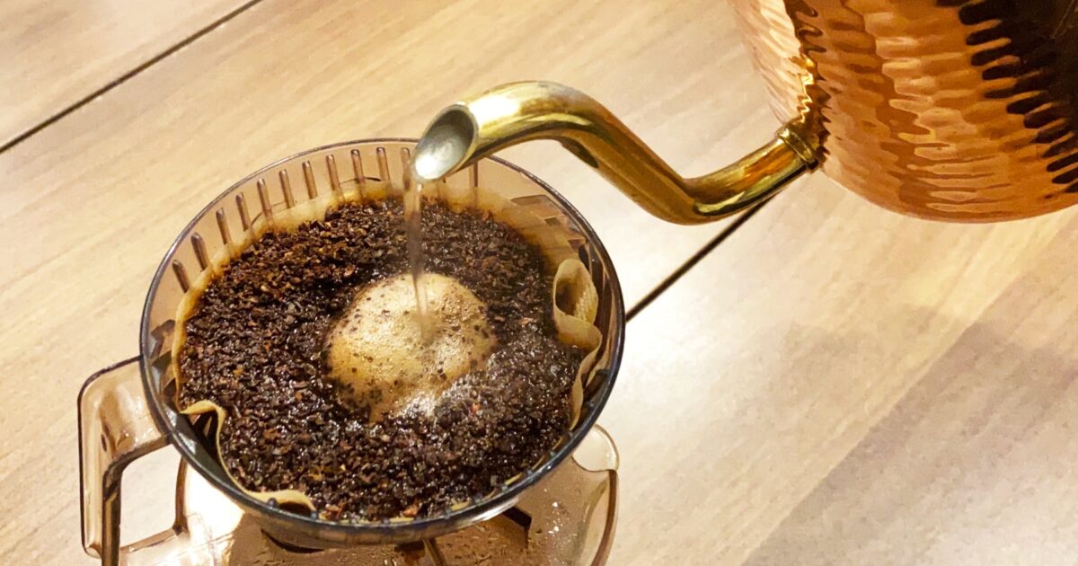 ドリッパーにお湯を注ぐハンドドリップコーヒーの抽出