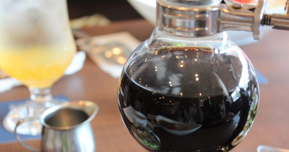 サイフォンに入った抽出後のコーヒー